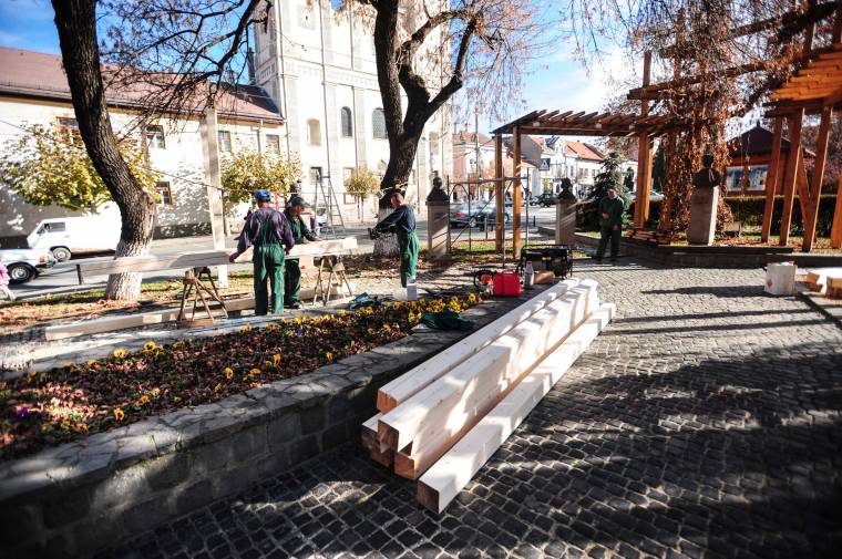 Javítások az Emlékezés parkjában