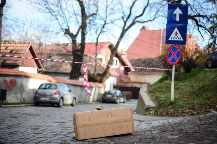 Vigyázat, „lámppákat” cserélnek!