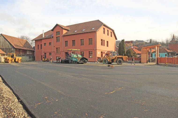 Összefogás a máréfalvi iskola udvaráért