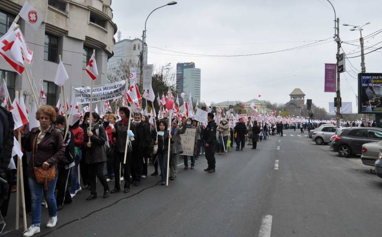 Utcára vonulnak, sőt népgyűlést is szervezhetnek az egészségügyiek