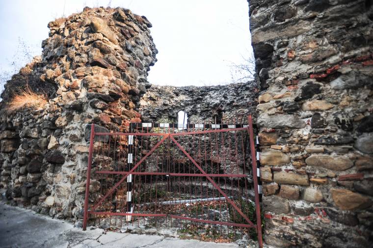 Még nem nyíltak meg a kapuk a várfelújítás előtt