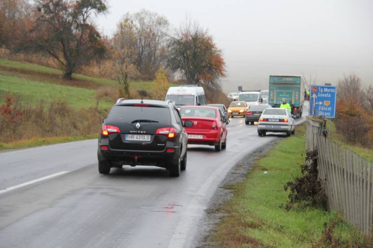 Felborult egy autó Szejkefürdő mellett