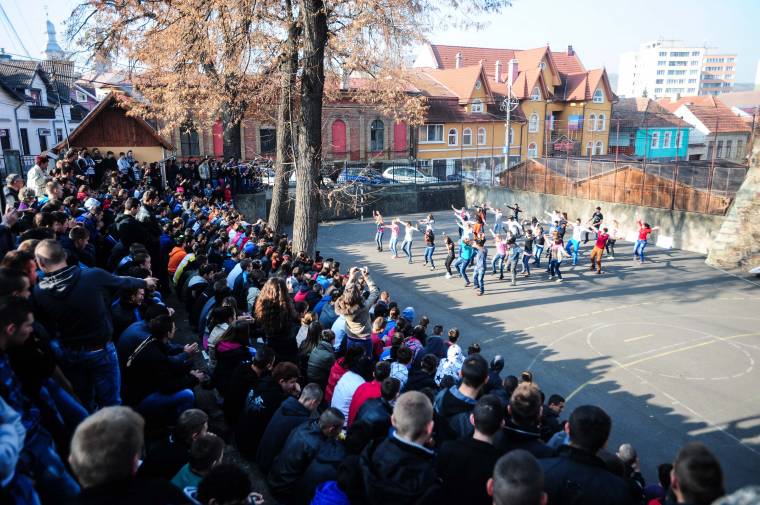 Csődület az Eötvösben