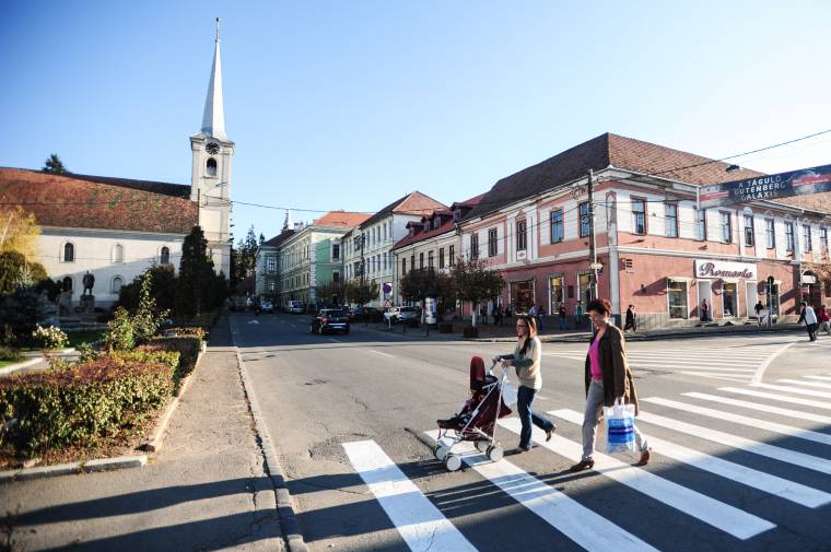 Festettek és ragasztottak a város utcáin