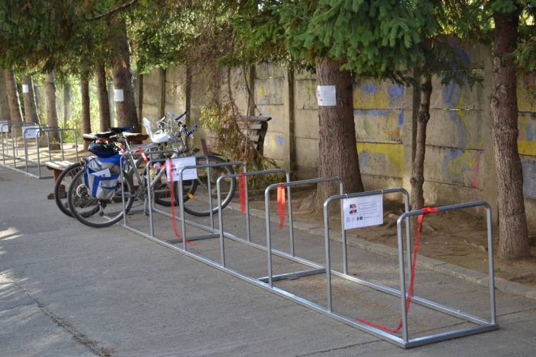 Kerékpártartó a keresztúri iskolásoknak