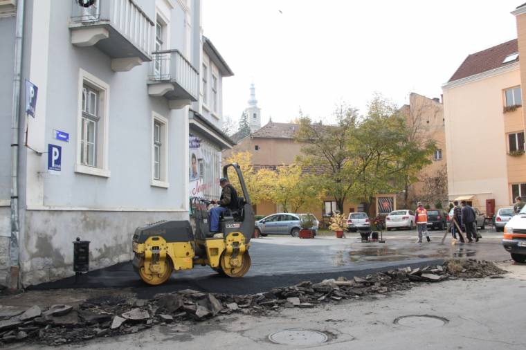 Megújult a könyvtár előtti parkoló