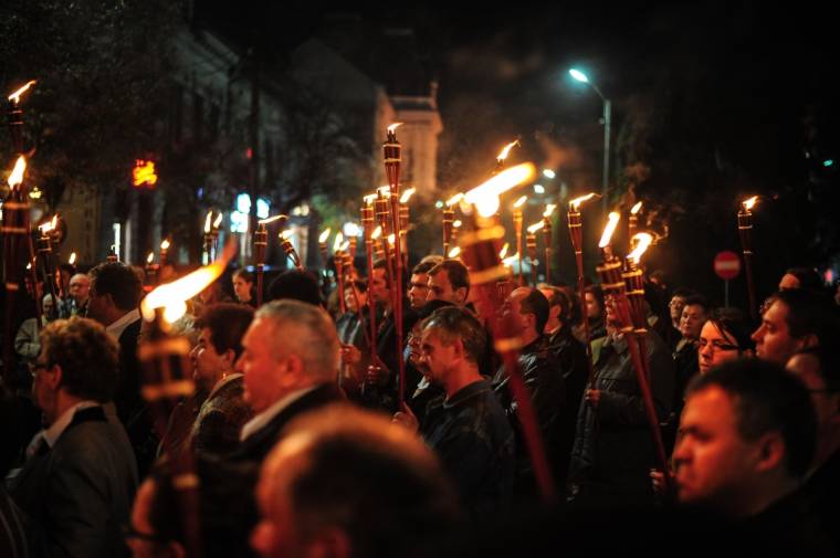 Fáklyalánggal emlékeztek '56-ra