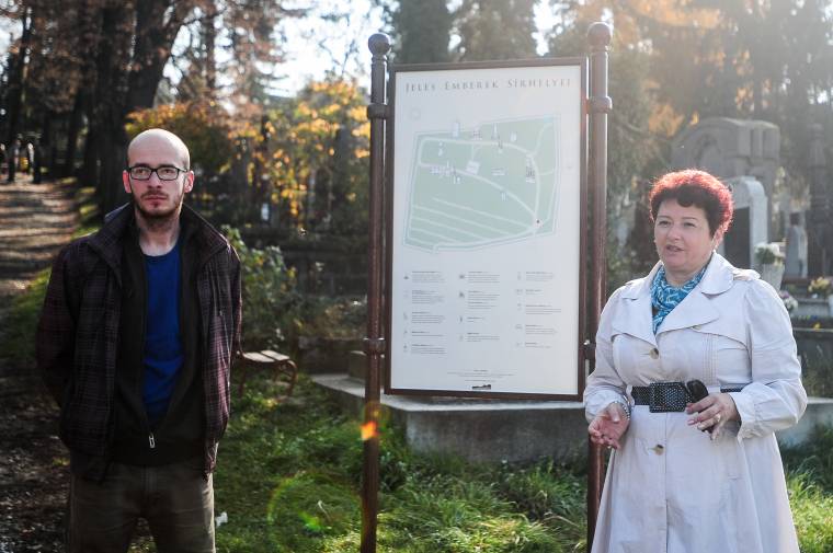 Információs táblák jeles elődök sírjaihoz