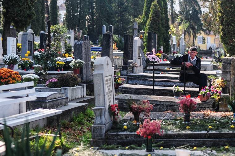 A földről elköltözöttekért világítunk