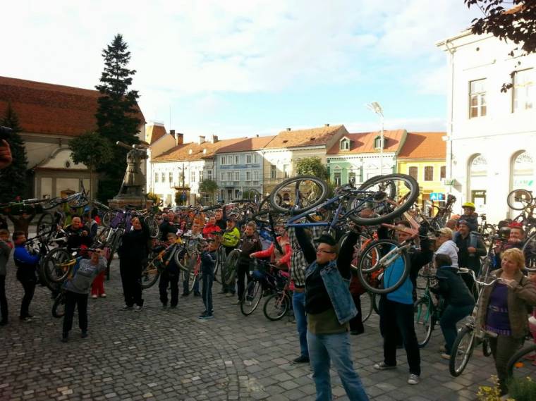 Figyelemfelkeltés közös biciklizéssel