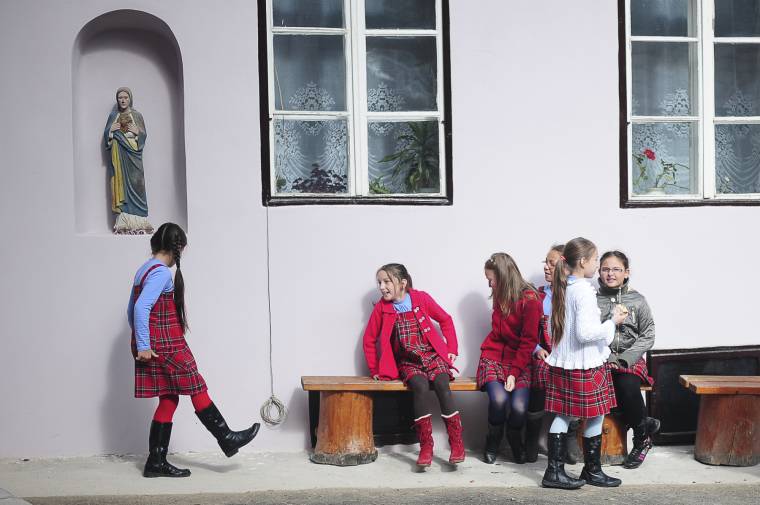 Sokaknak áldás az egyenruha