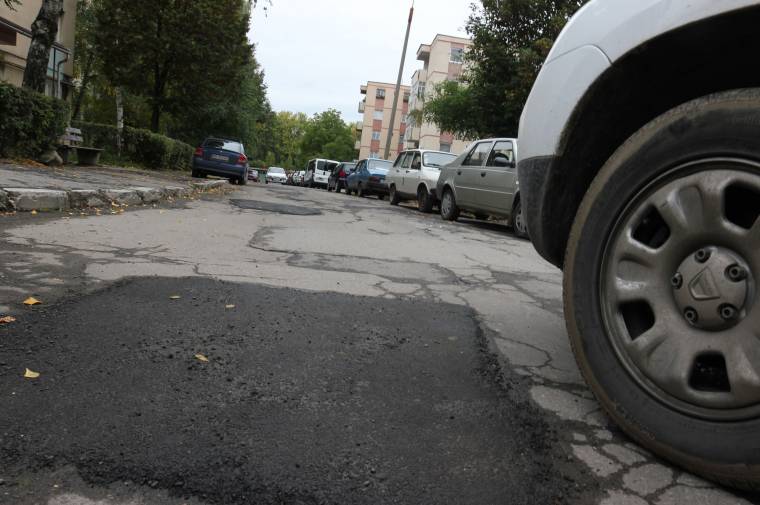 Folt hátán folt –  kátyúzás Udvarhelyen