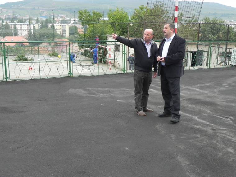 Két iskola sportpályáit javították fel