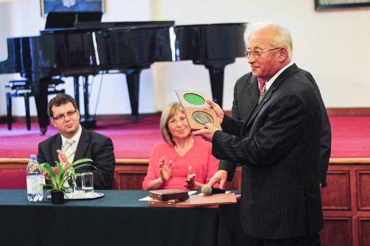 Marosvásárhelyi és temesvári orvosokat díjaztak Székelyudvarhelyen