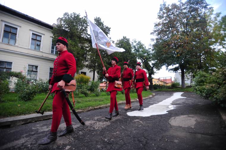 Búcsú a hagyományőrző vörös darabontoktól