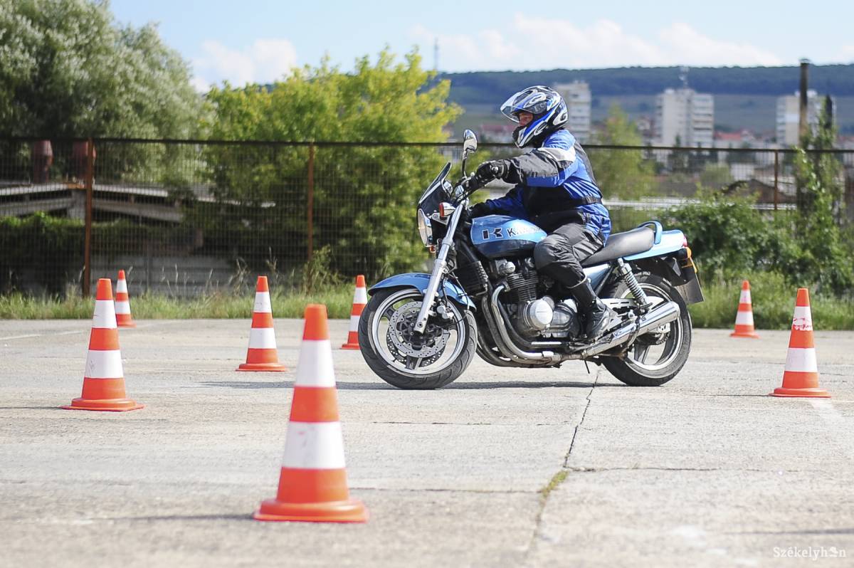 Az autósiskolák a motorkerékpáros oktatás céljaira használják a székelyudvarhelyi pályát •  Fotó: Thomas Campean
