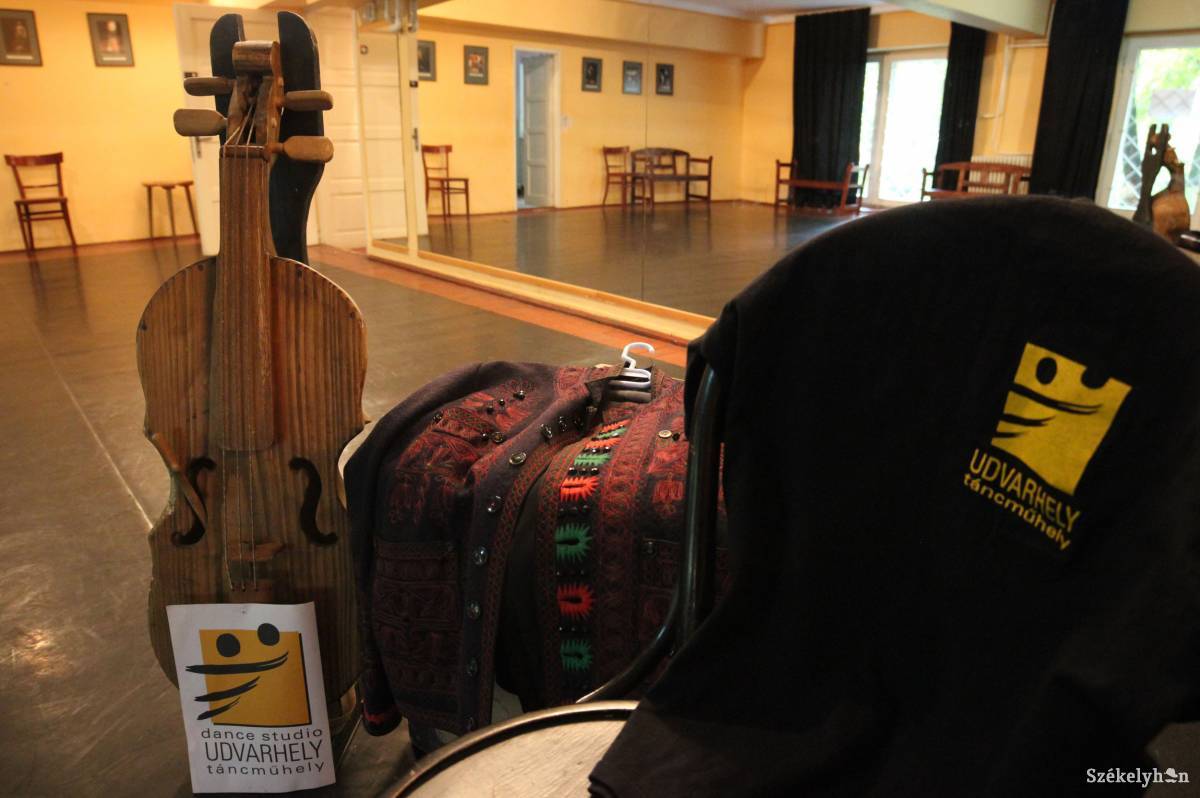 Csak reklámfelületen volt más neve, hivatalosan mindig Udvarhely Néptáncműhelynek hívták az együttest &bullet;  Fotó: Farkas Antal