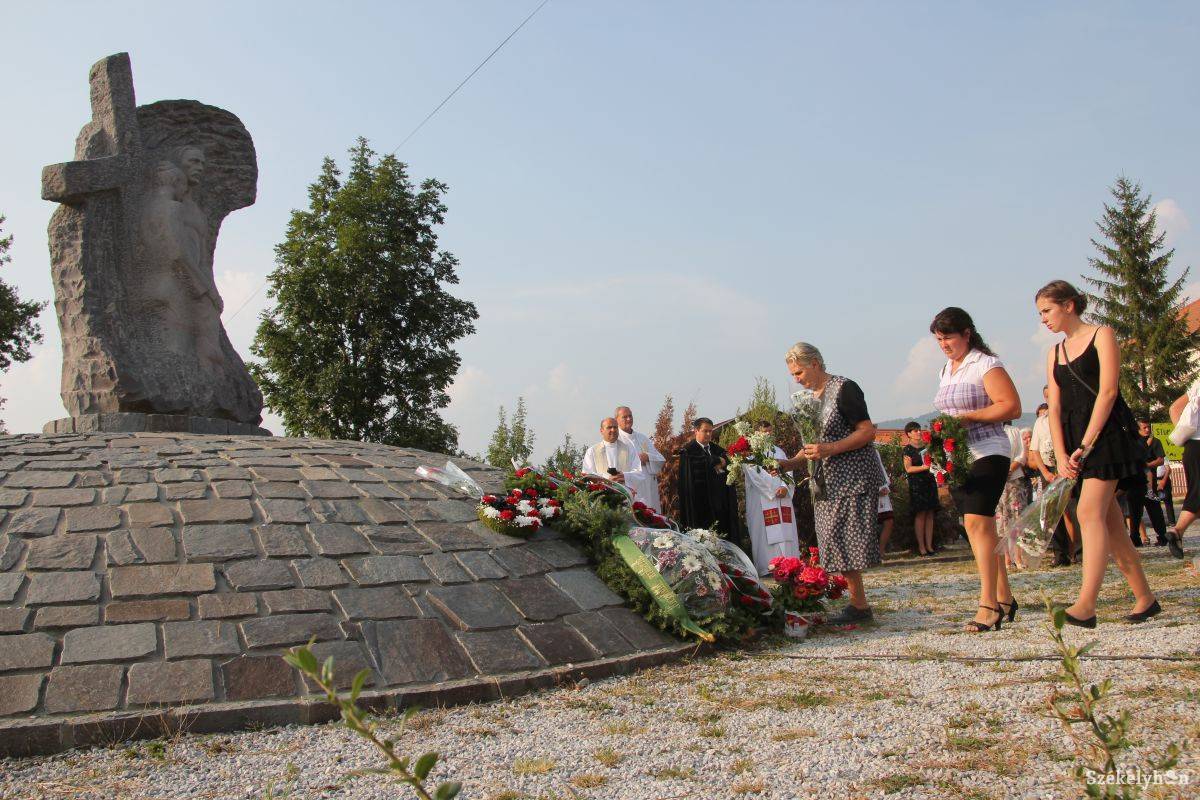 Ötévente tartanak megemlékezést a Nyikó menti árvízemlékműnél. Archív •  Fotó: Pál Gábor