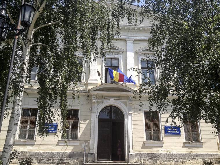 Fekete zászlóval tiltakoznak