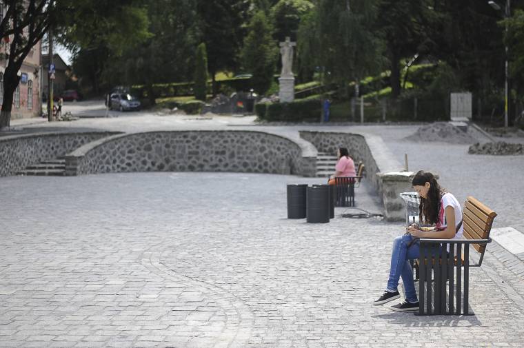 Kihelyezték a térbútorzat egy részét