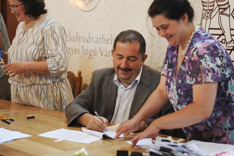 Az utolsó ötven pályázatot is aláírták