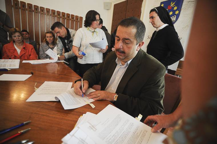 Kétszáznál több nyertes pályázatot írnak alá