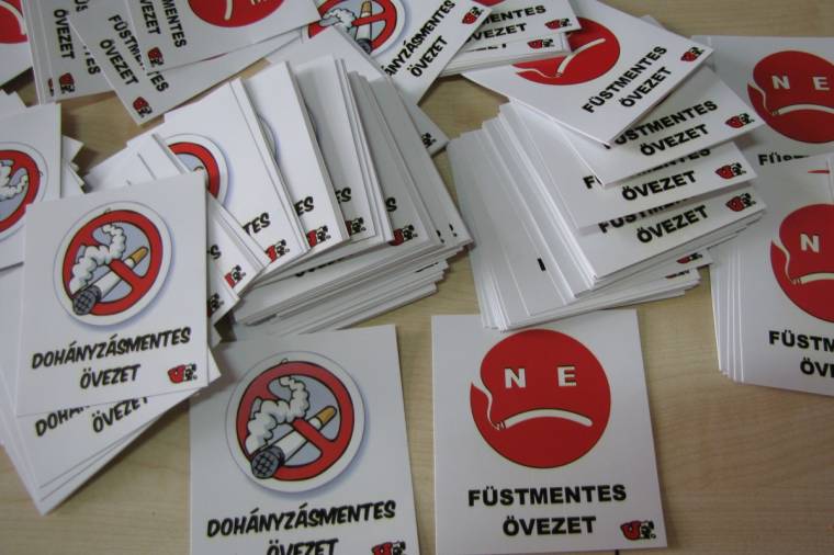 Öntapadós matricákkal a dohányzás ellen