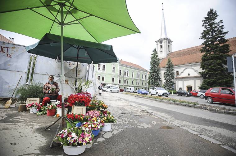Még nem tudni, hova, de költöznek a virágárusok