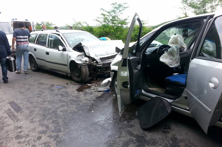 Frontális ütközés Bikafalva mellett