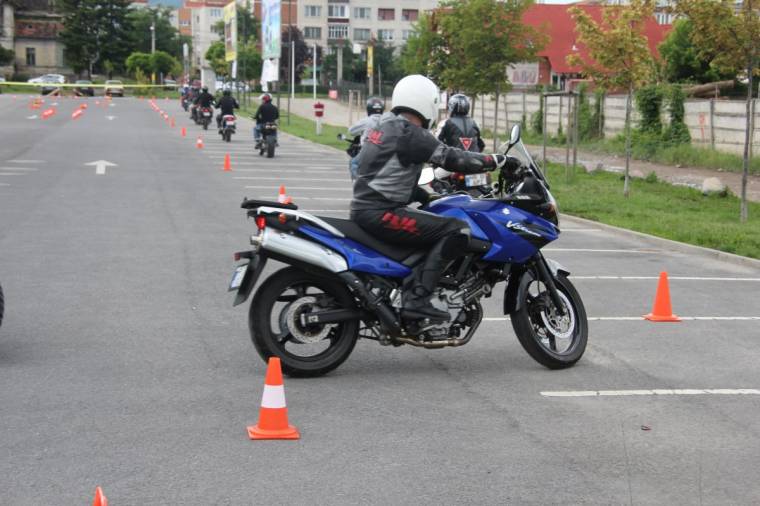 Motorkerékpáros baleset az országúton