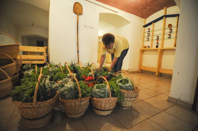 Megtöltik a közösségi kosarakat