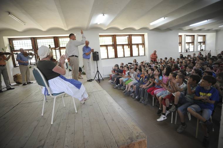Refis kisiskolásokat biztattak