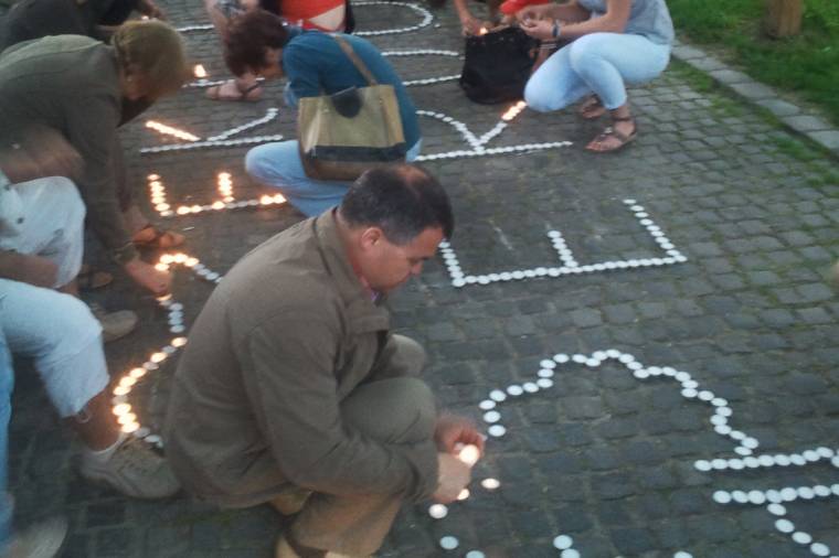 Égtek a gyertyák a fakivágás ellen