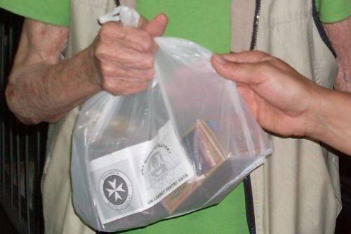 Bekopogtak, és mézes kalácsot ajándékoztak