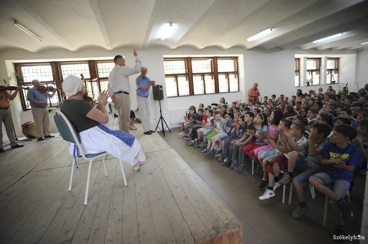 &bullet;  Fotó: Thomas Câmpean