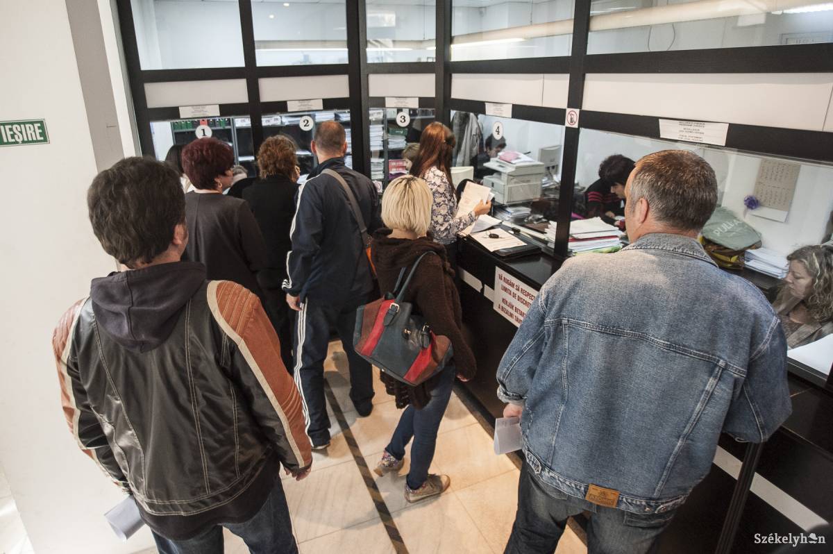 Megszabadultak egy kötelezettségtől. Már nem kell láttamoztatni a lakásbérbeadási szerződéseket a pénzügyön. Archív •  Fotó: Thomas Campean