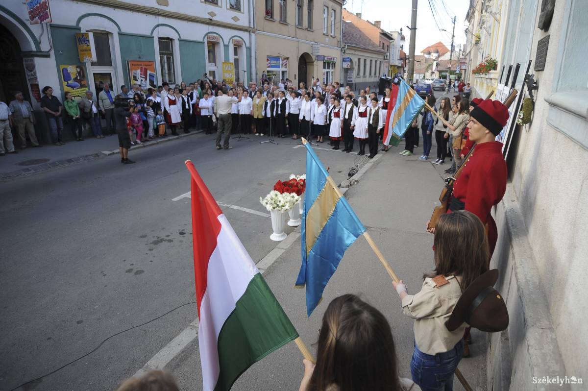 Megemlékezés Csanády György emléktáblájánál, a székelyudvarhelyi Bethlen Gábor utcában. Archív • Fotó: Thomas Campean