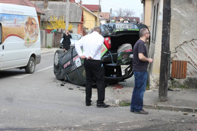 Felborult egy autó, többen is megsérültek