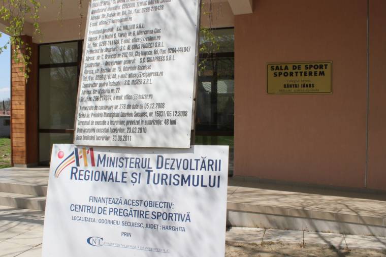 Felpúposodott a Bányai sporttermének padlója