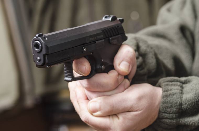 Lelőtte a feleségét