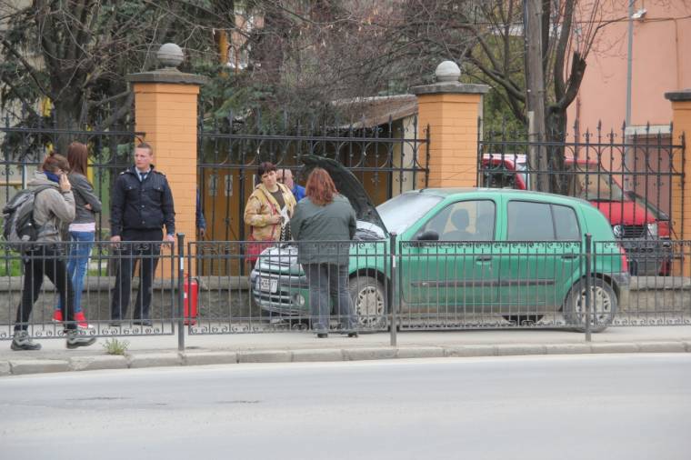Lángra kapott egy autó motorja