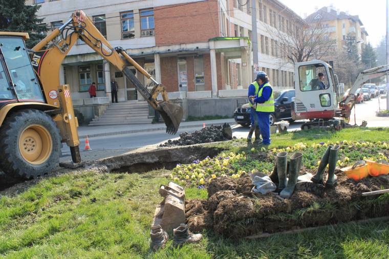 Meghibásodott tűzcsap miatt túrják fel a körforgalmat