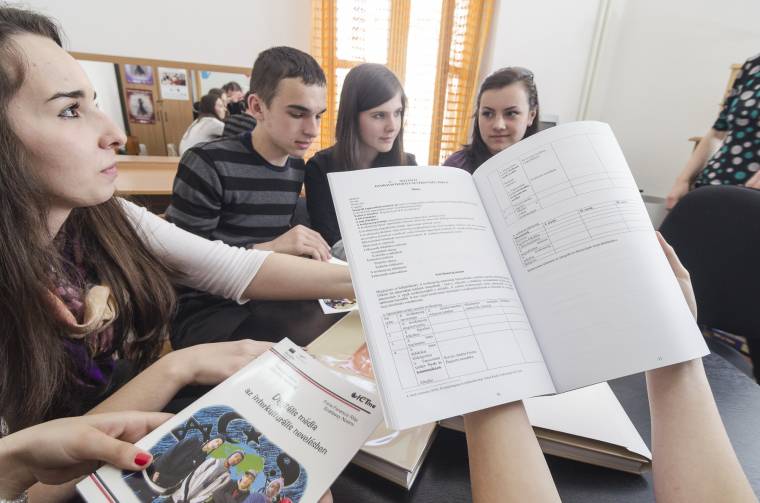 Belekóstoltak a tankönyvszerkesztésbe a pedások