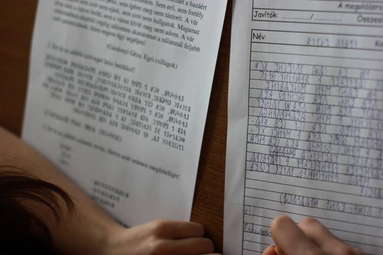 Cserkészek oktatják a rovásírást