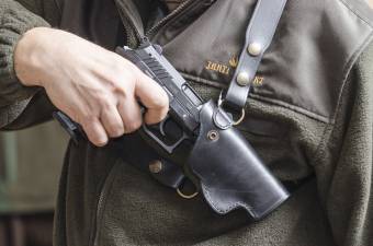 Több mint hetvenezren rendelkeznek halálos lőfegyverrel Romániában a belügyminiszter szerint