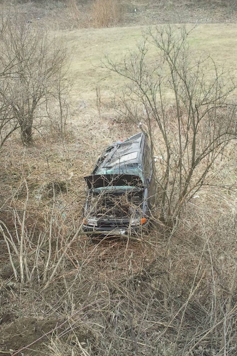 Beborult a domboldalon egy autó