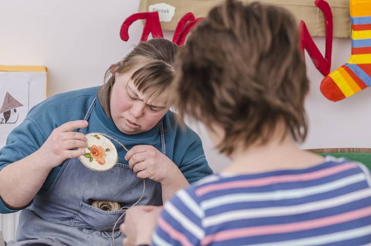 Aranykalitkába zárva