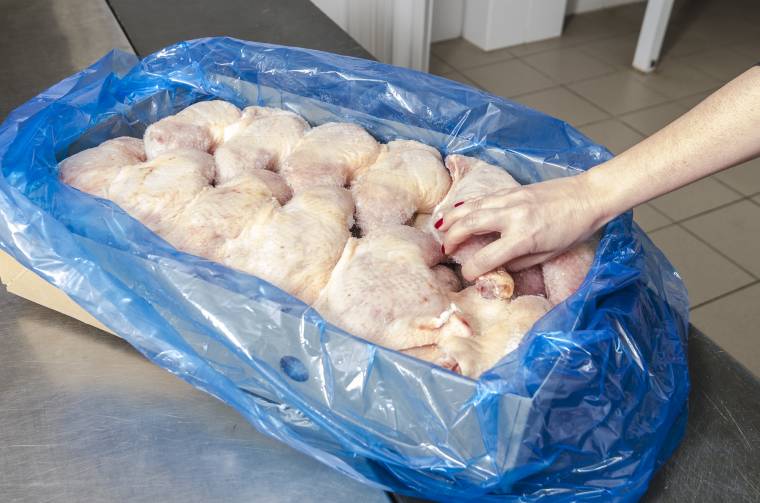 Külföldről beszerzett csirkehúst csomagoltak újra – bírság járt a forgalmazásukért