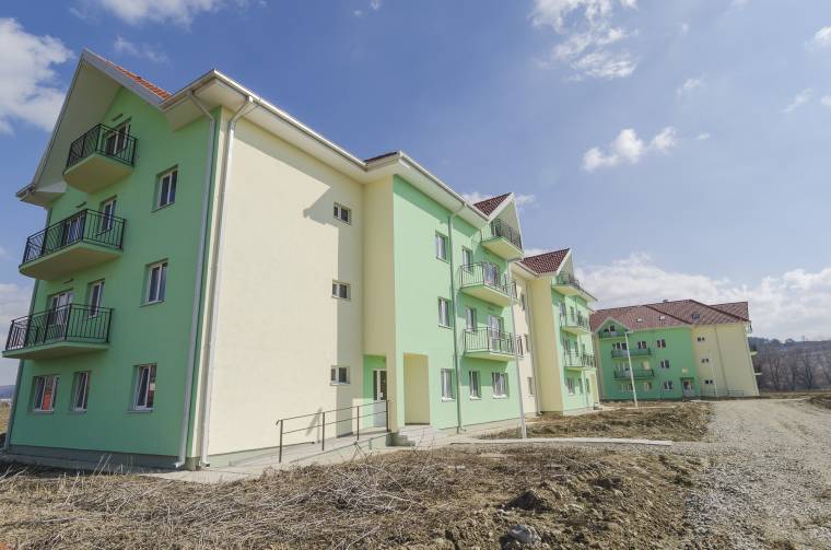 Fizetik a bért, de még lakhatatlan a lakás