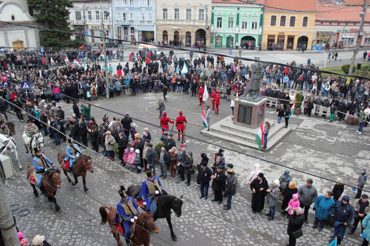 Zord időben ünnepeltek az udvarhelyiek